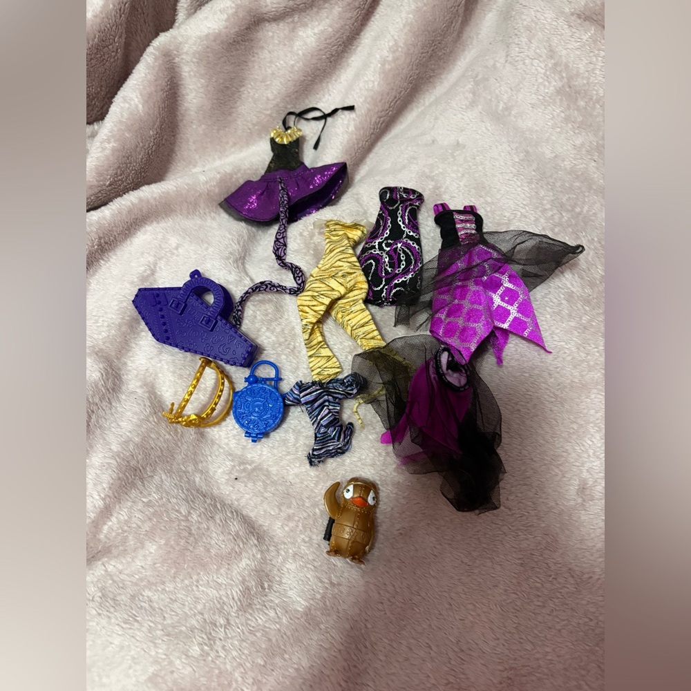 Monster high clothing lot